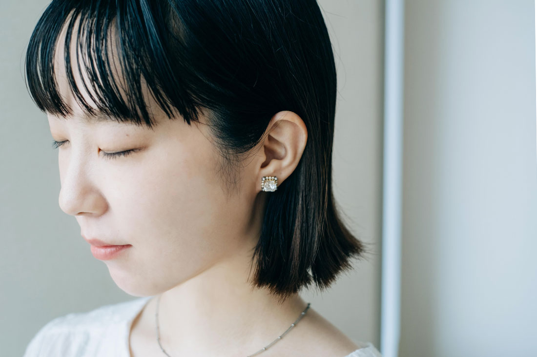 耳元でキラリと輝く、クリスタルカラーのピアス